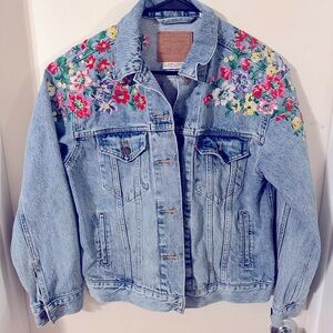 Women’s Levi’s trucker jacket size small